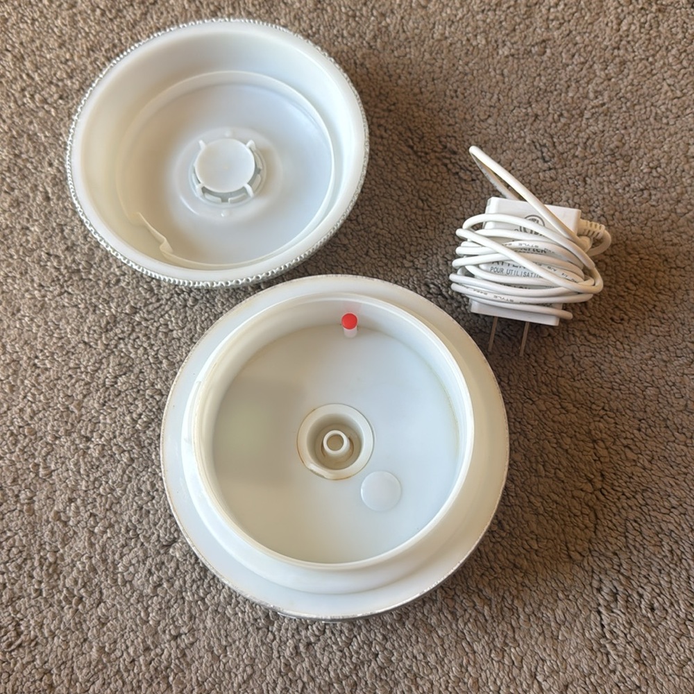 Doterra White Aroma Diffuser with Charger - Picture 5 of 5
